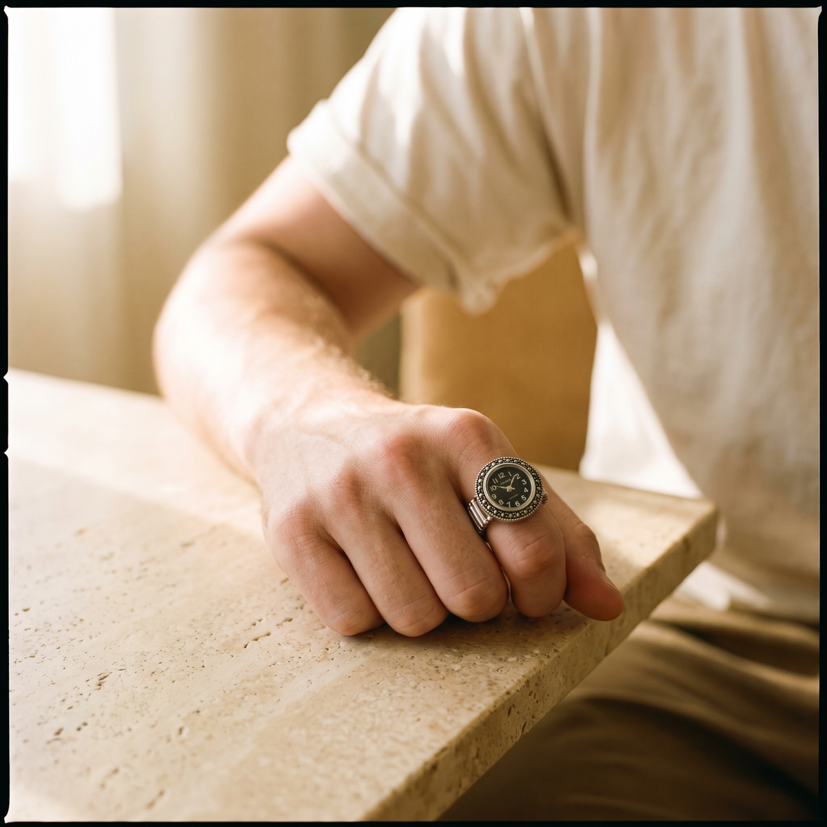 TIME — bague montre cadran noir portée à l'index