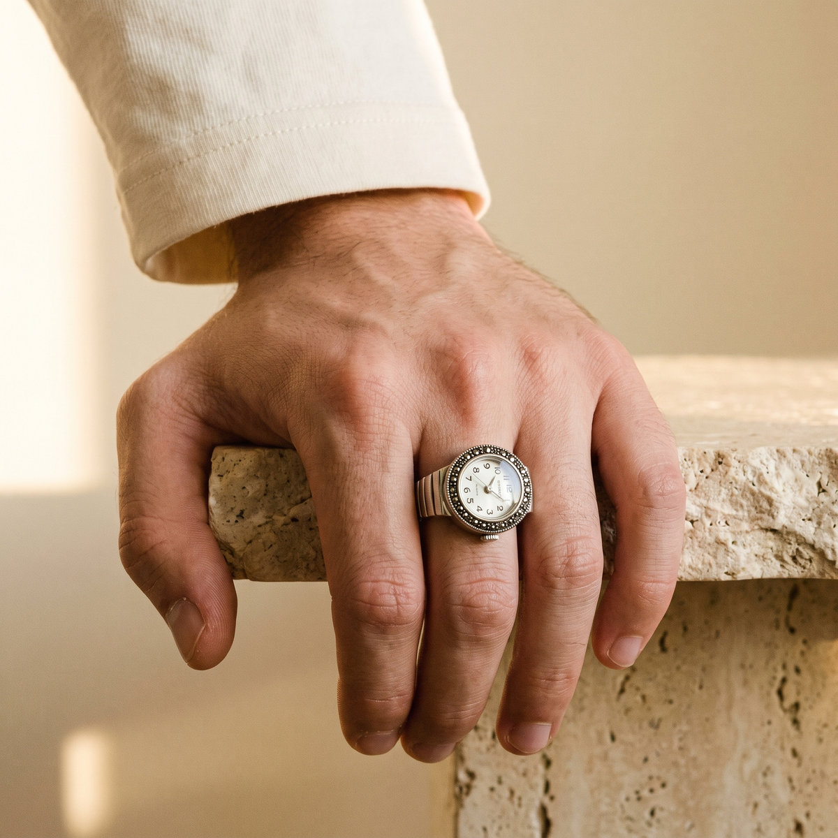 TIME — bague montre cadran blanc portée à l'index