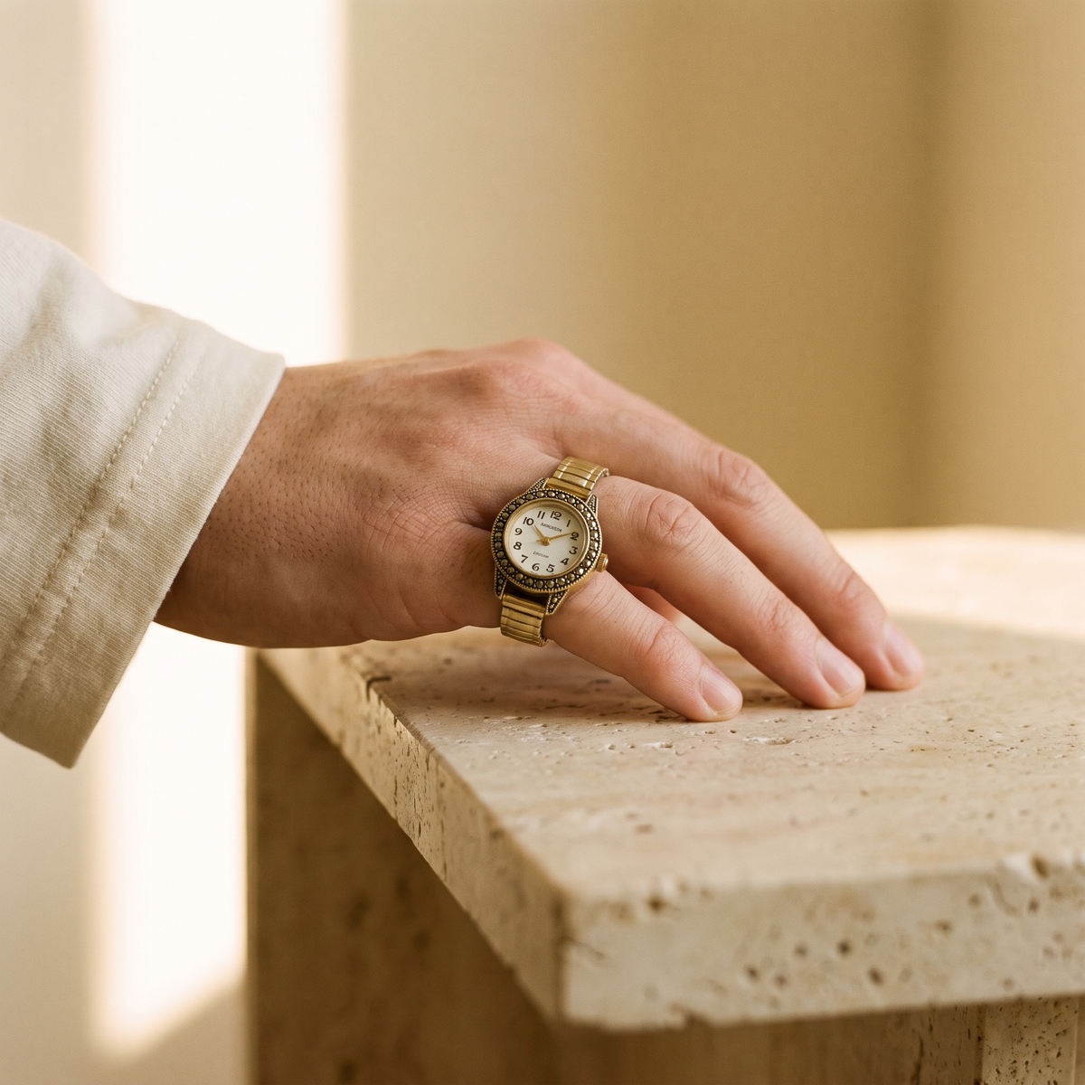 TIME — bague montre cadran blanc dorée portée à l'index