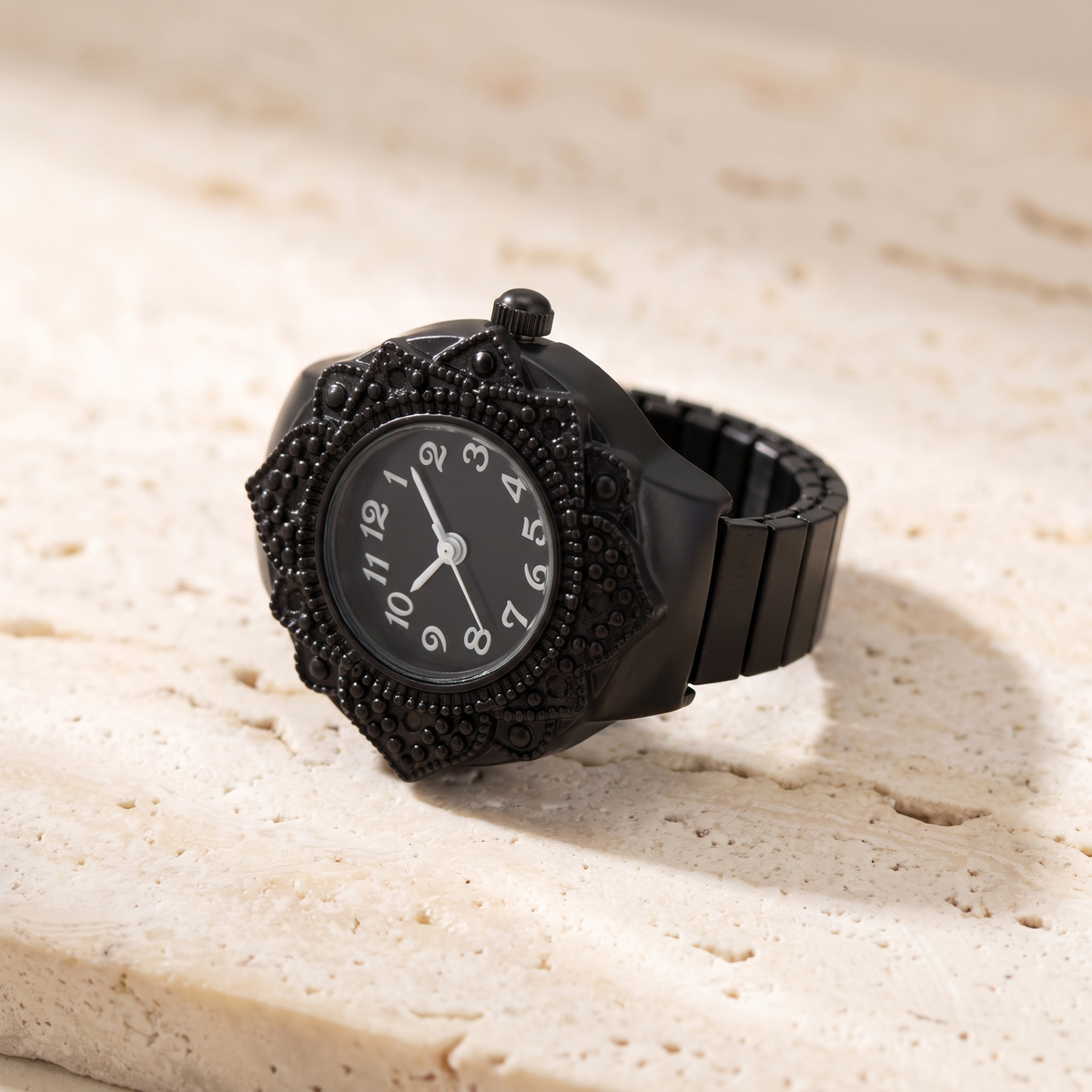 TIME — bague montre total noir sur travertin crème