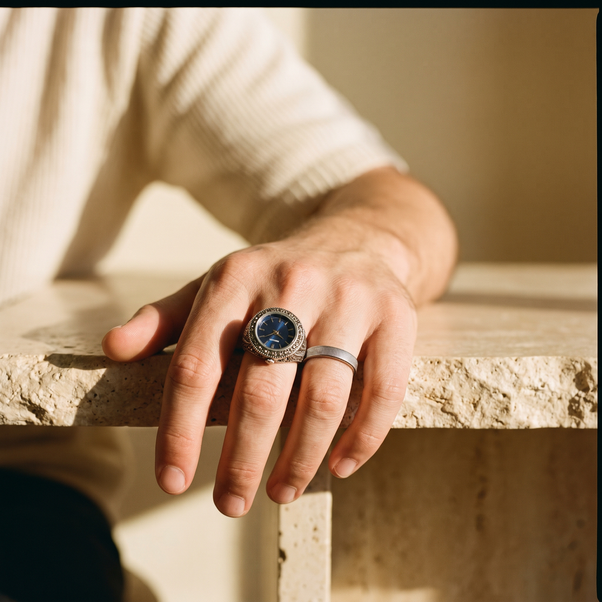 TIME — bague montre cadran bleu nuit portée à l'index