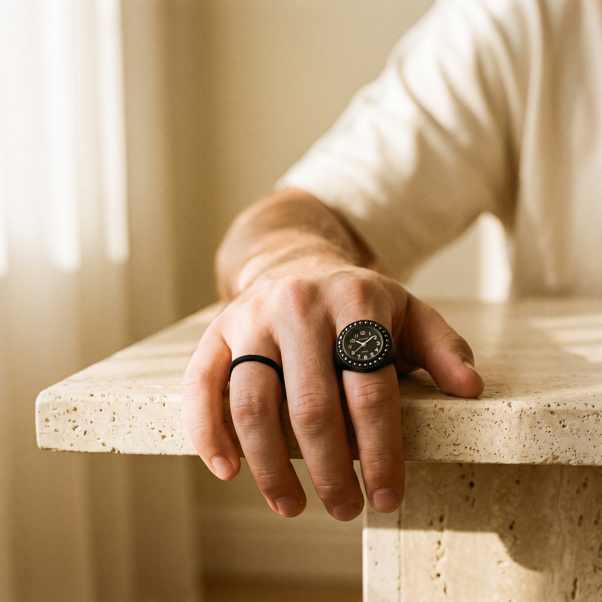 TIME — bague montre total noir portée à l'index