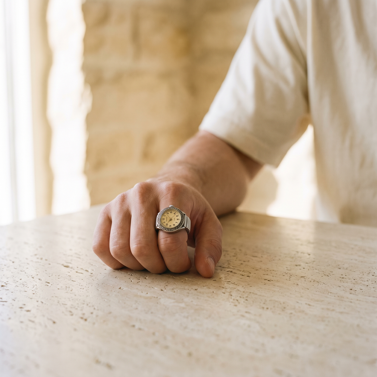 TIME — bague montre cadran crème portée à l'index