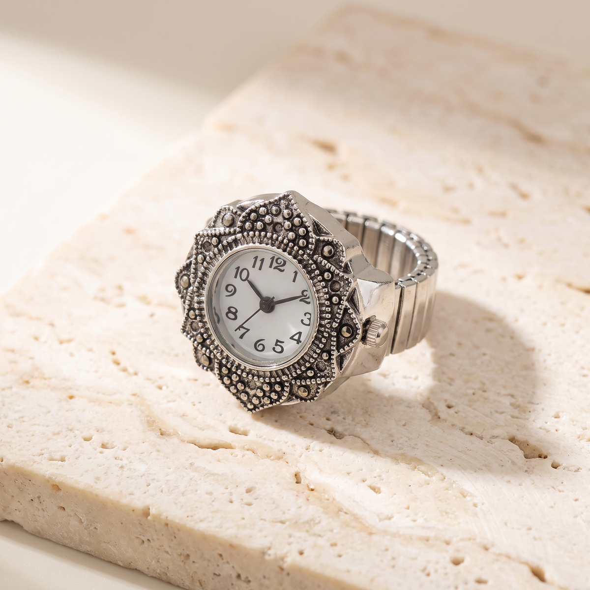TIME — bague montre cadran blanc, finition argentée, sur travertin crème