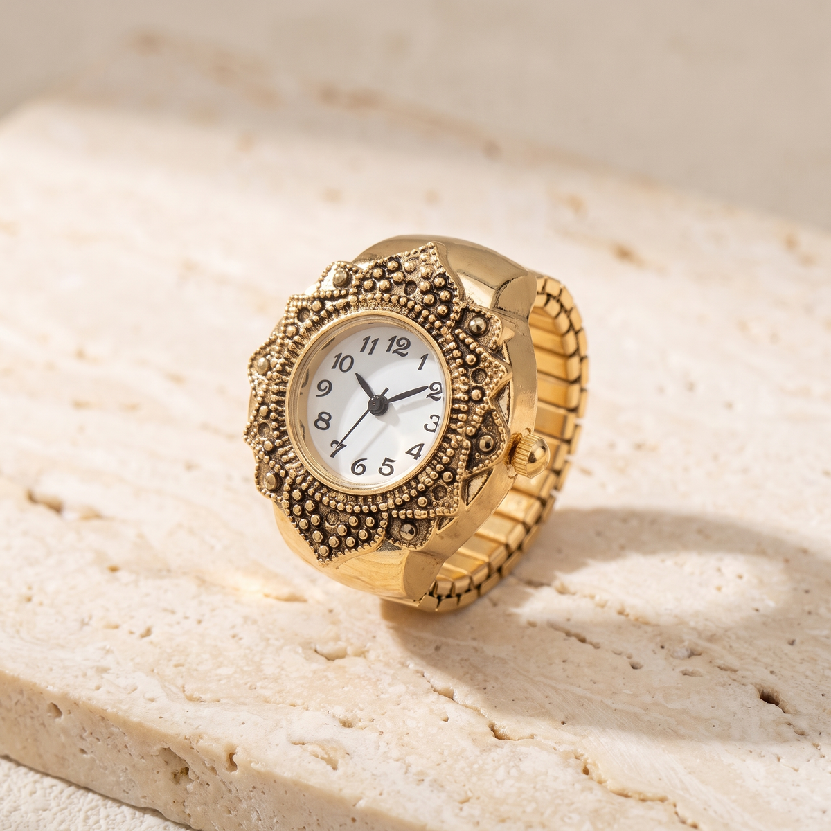 TIME — bague montre cadran blanc, finition dorée, sur travertin crème