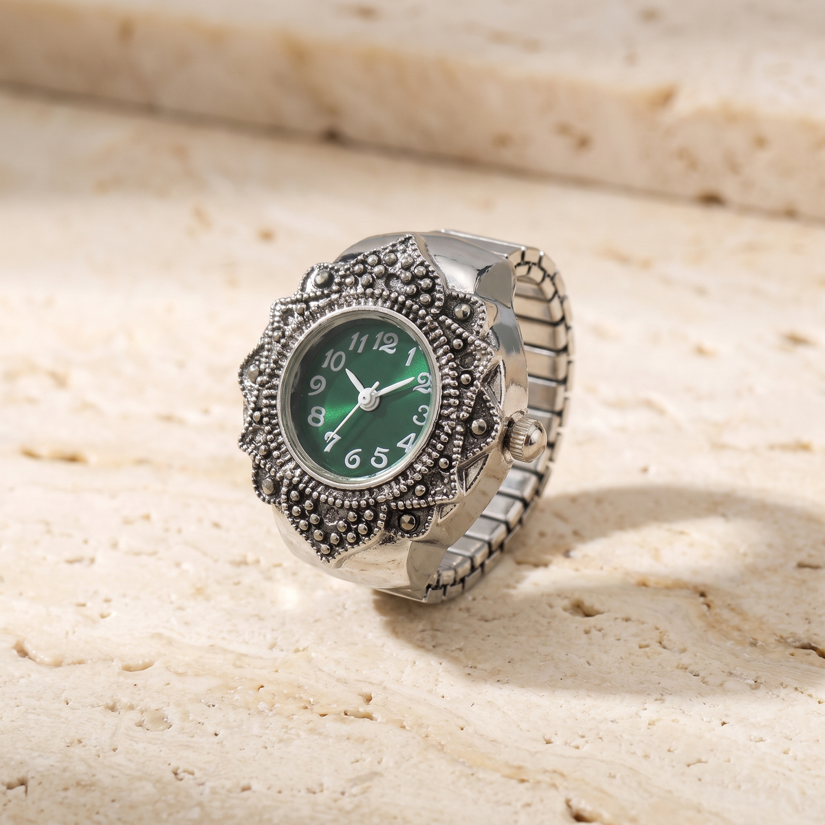 TIME — bague montre cadran vert, finition argentée, sur travertin crème