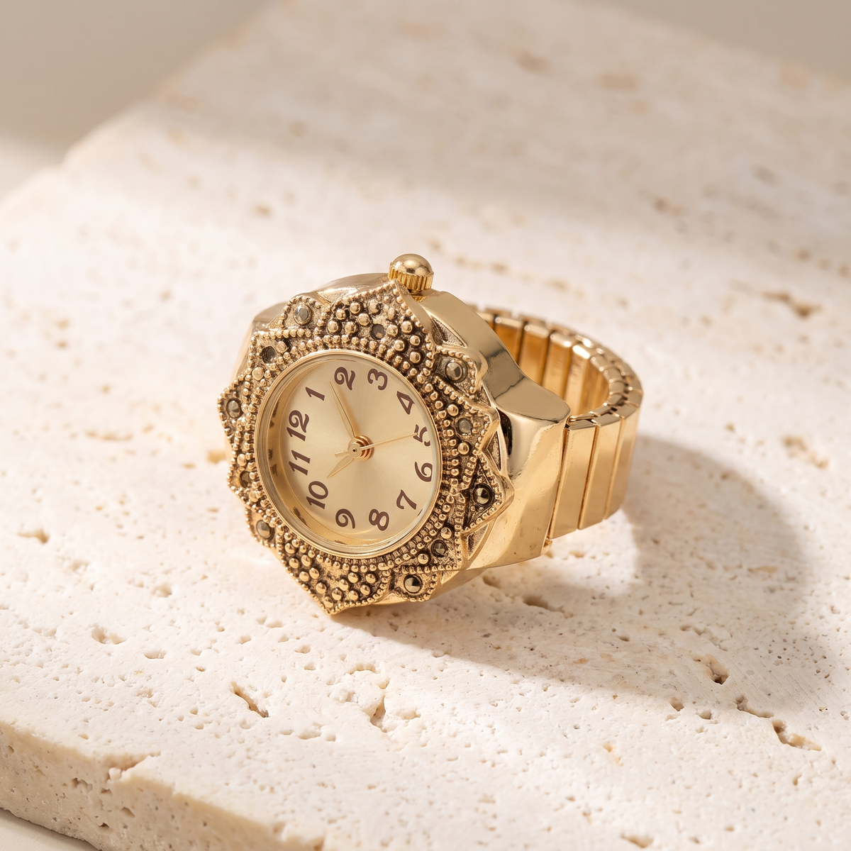 TIME — bague montre cadran champagne, finition dorée, sur travertin crème