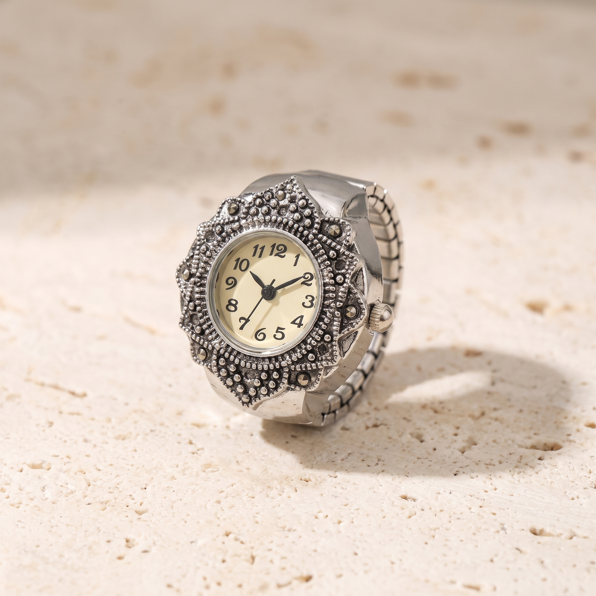 TIME — bague montre cadran crème, finition argentée, sur travertin crème